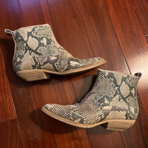 dolce vita unity fray booties